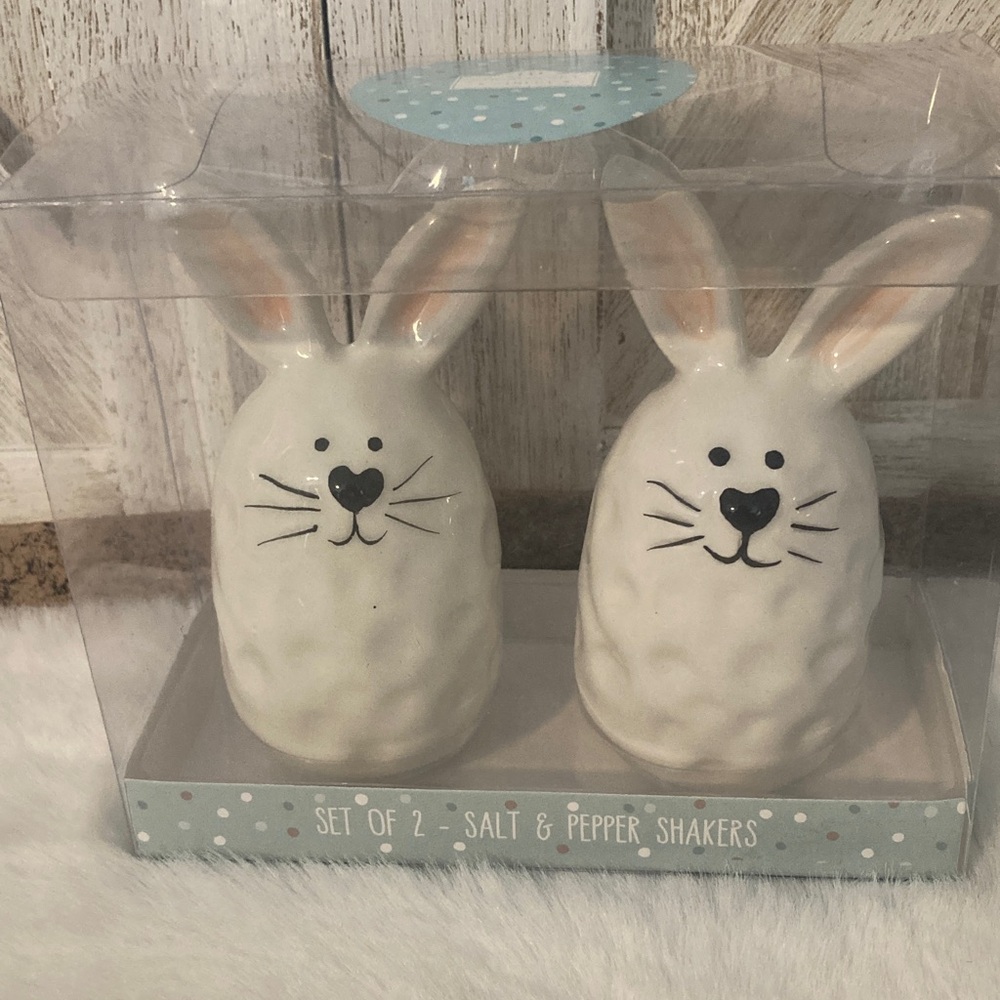 10 Strawberry Street Cute Bunny Salt and Pepper Shakers